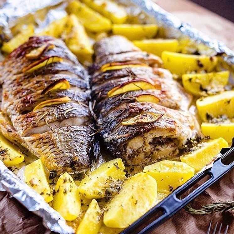 Карп в духовке целиком. вкусный рецепт запекания карпа с овощами