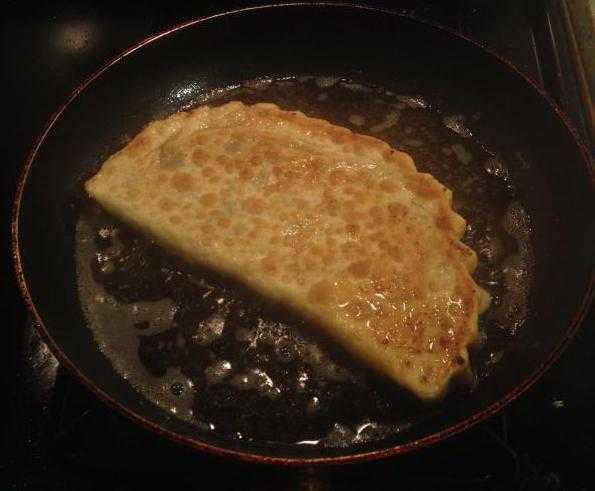 Сколько калорий в чебуреке с мясом и сыром?