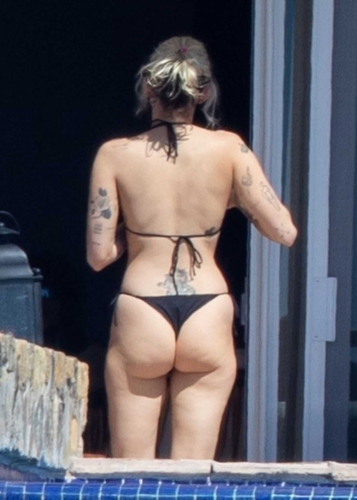 How ‘flowers’ singer miley cyrus stays fit & toned with yoga