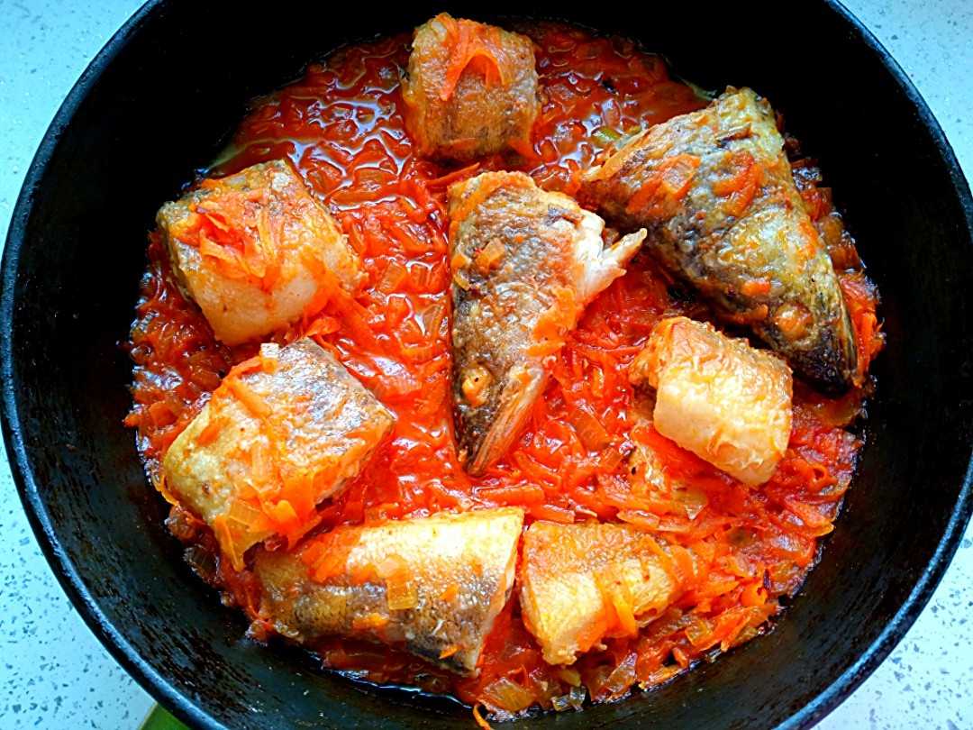 Рыба тушеная с овощами в мультиварке:рецепты с фото в томате и сметане