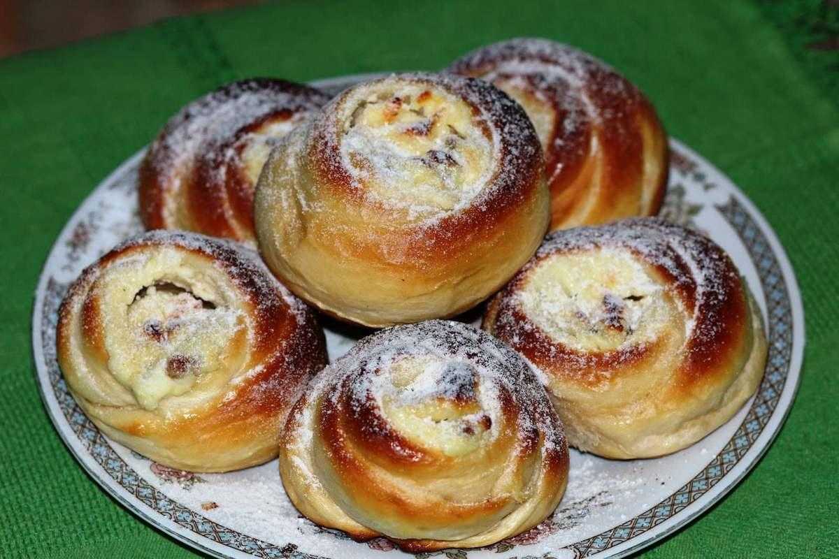 Булочки из дрожжевого теста — 10 простых и вкусных рецептов в духовке