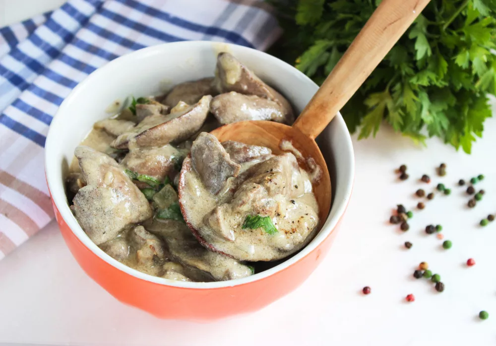Куриная печень с луком и сметаной рецепты: на сковороде и в мультиварке