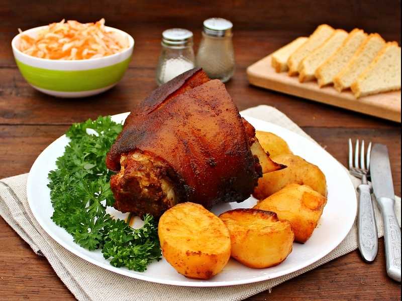 Свиная рулька с глазурной корочкой
