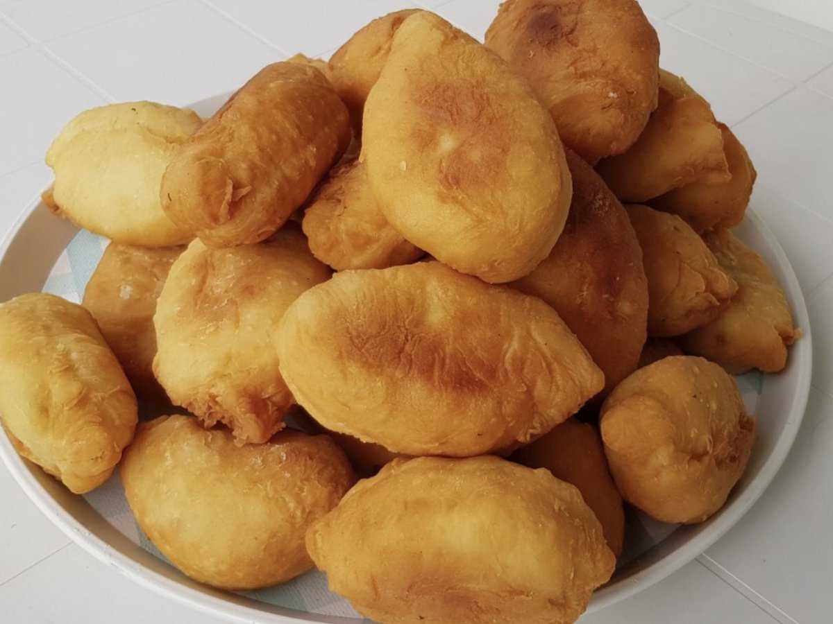 Жаренные пирожки с картошкой, капустой и мясом: готовим на сковороде и в духовке