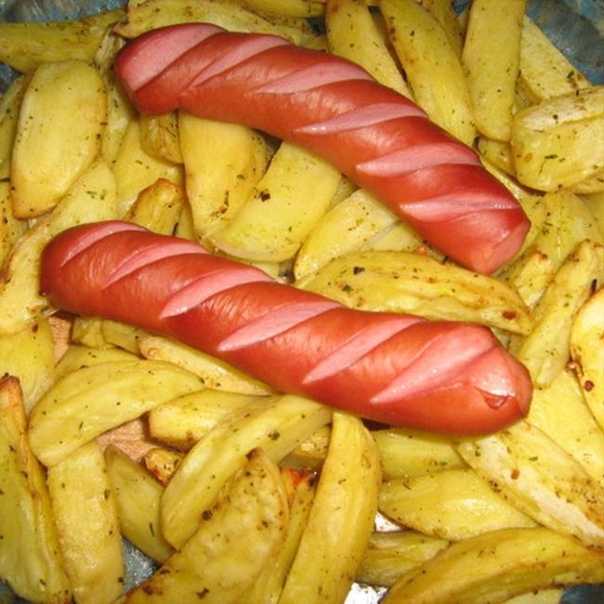 Картошка с сосисками в горшочках