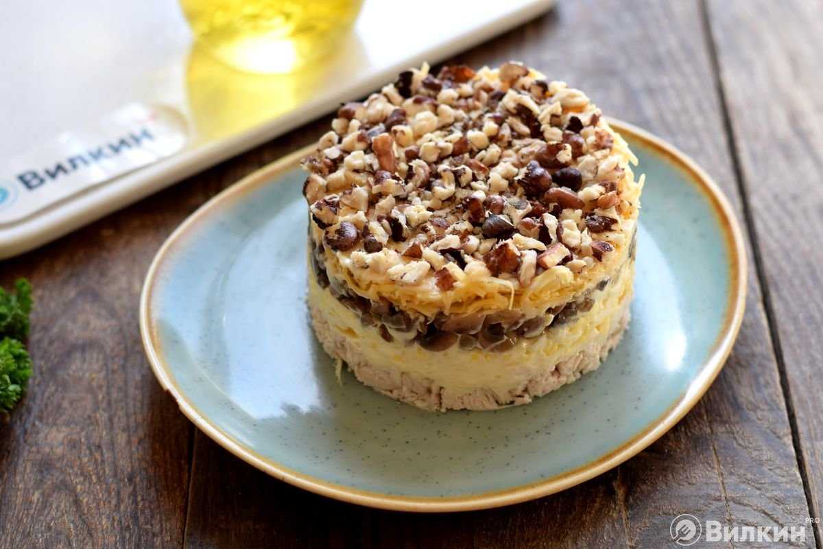 Салат с курицей, шампиньонами и огурцами