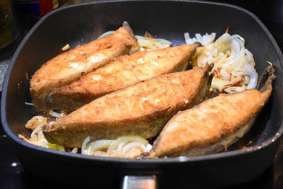 Палтус рыба сама по себе очень вкусная достаточно жирная такая не нуждается в обилии приправ поэтому и данный рецепт достаточно прост и незатейлив Жареная