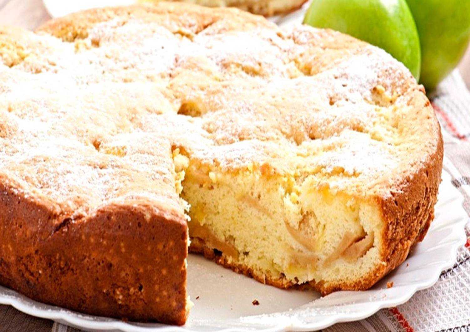 Шарлотка пышная с яблоками в духовке бабушкин рецепт