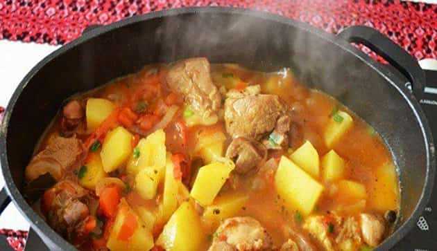 Как потушить картошку с мясом в кастрюле — пошаговый рецепт