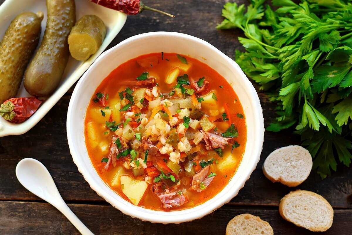 Суп рассольник: 2 рецепта с перловкой, рисом и солеными огурцами