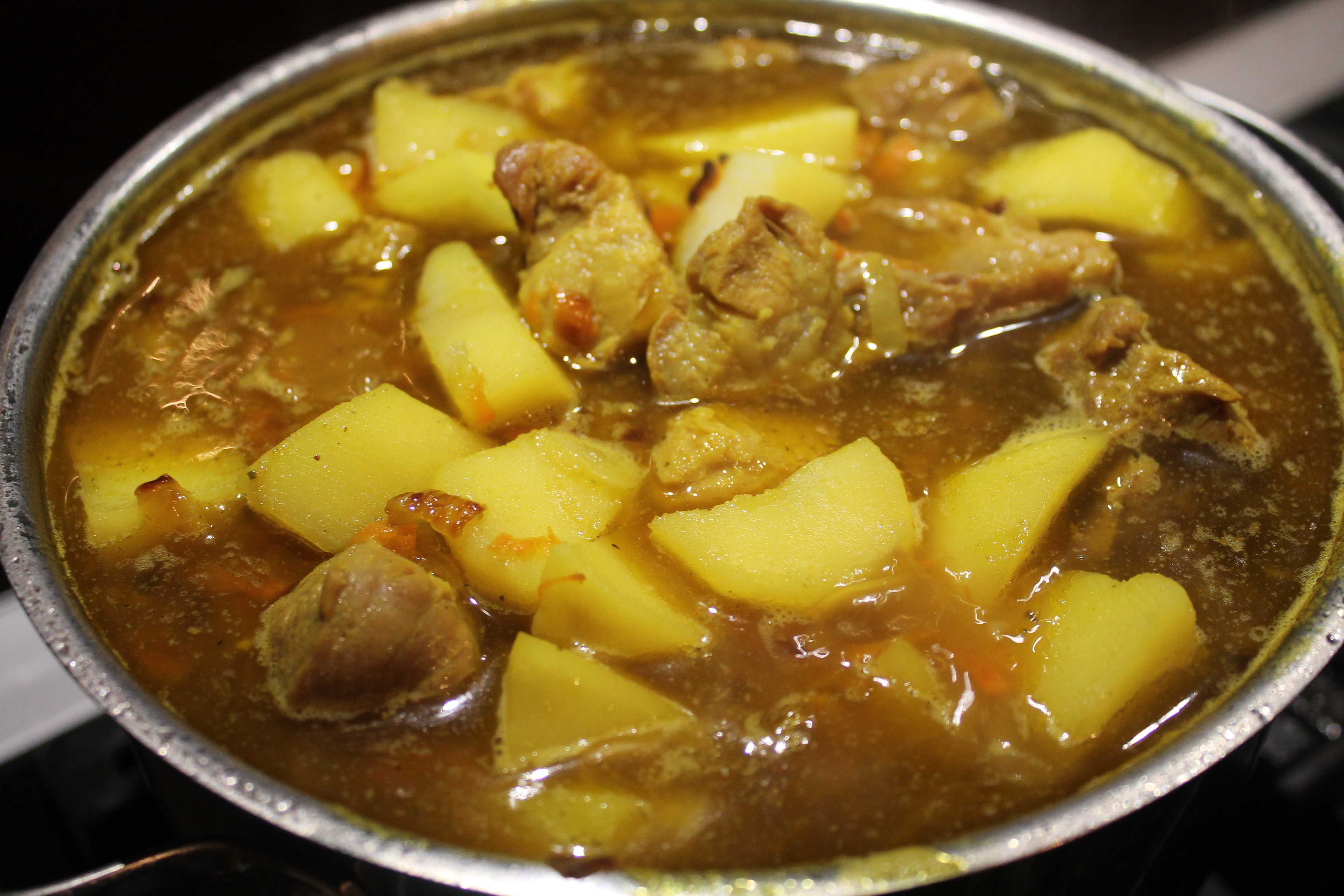 Тушеная картошка с мясом в глубокой сковороде