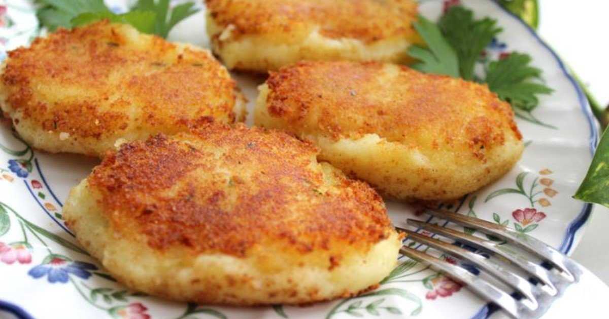 Картофельные котлеты – красивый способ сытно накормить гостей: рецепт с фото