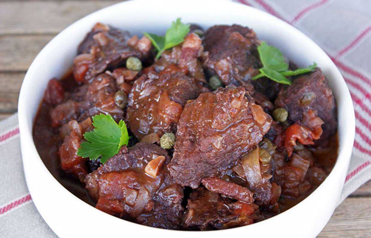 Мясо с луком, жареное на сковороде