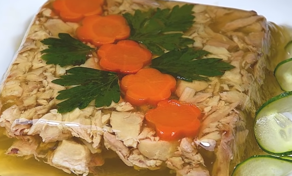 Холодец из свиных ножек и куриных лапок. 4 вкусных рецепта на плите и в мультиварке