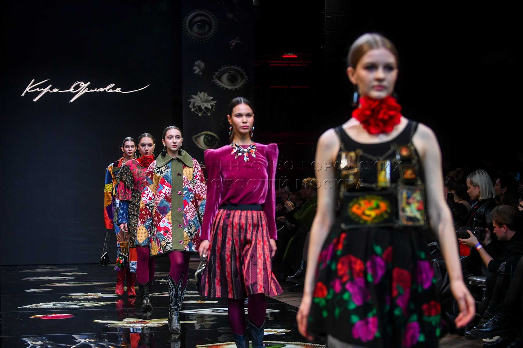 В Москве завершилась Volga Fashion Week сезон весна лето 2024 21 октября 37 дизайнеров показали свои коллекции На подиуме можно было увидеть всю палитру российской моды Здесь и коллекции в этно стиле