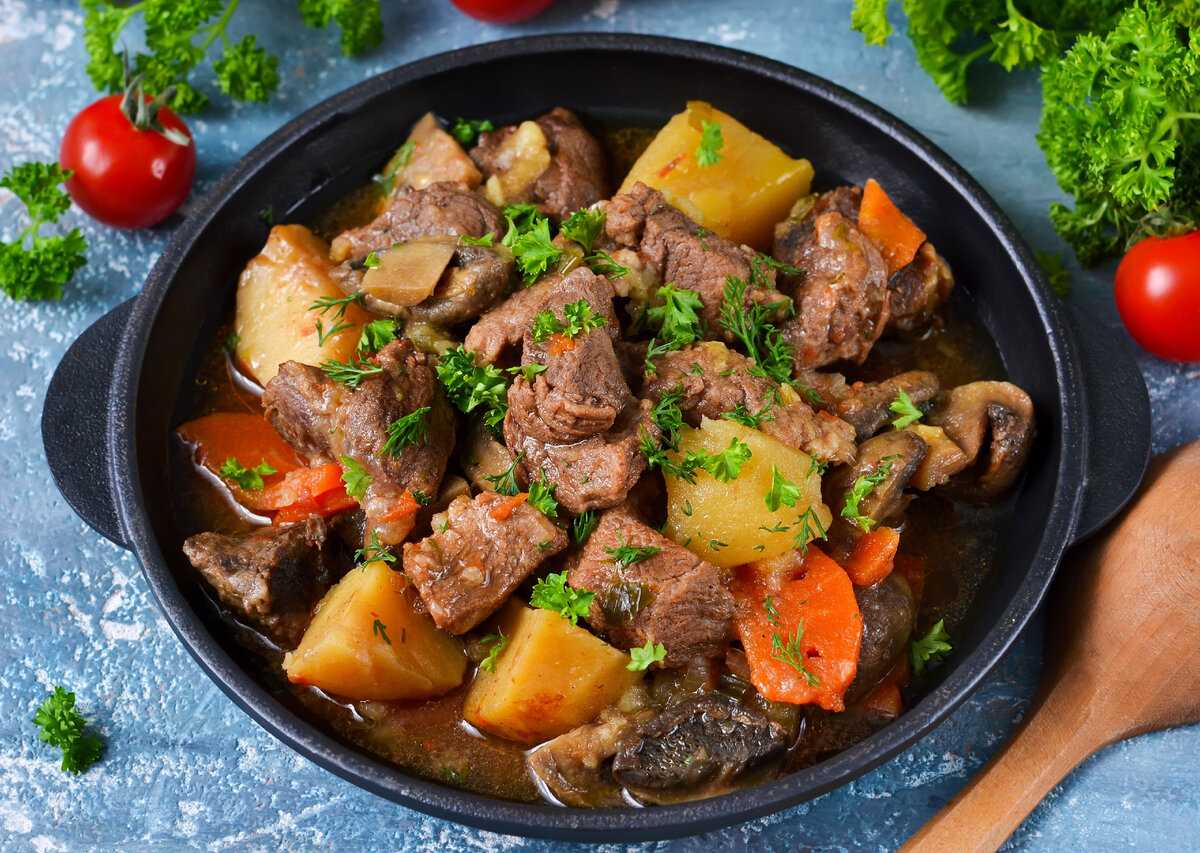 Картошка с мясом и грибами в кастрюле. тушеная картошка с грибами и мясом