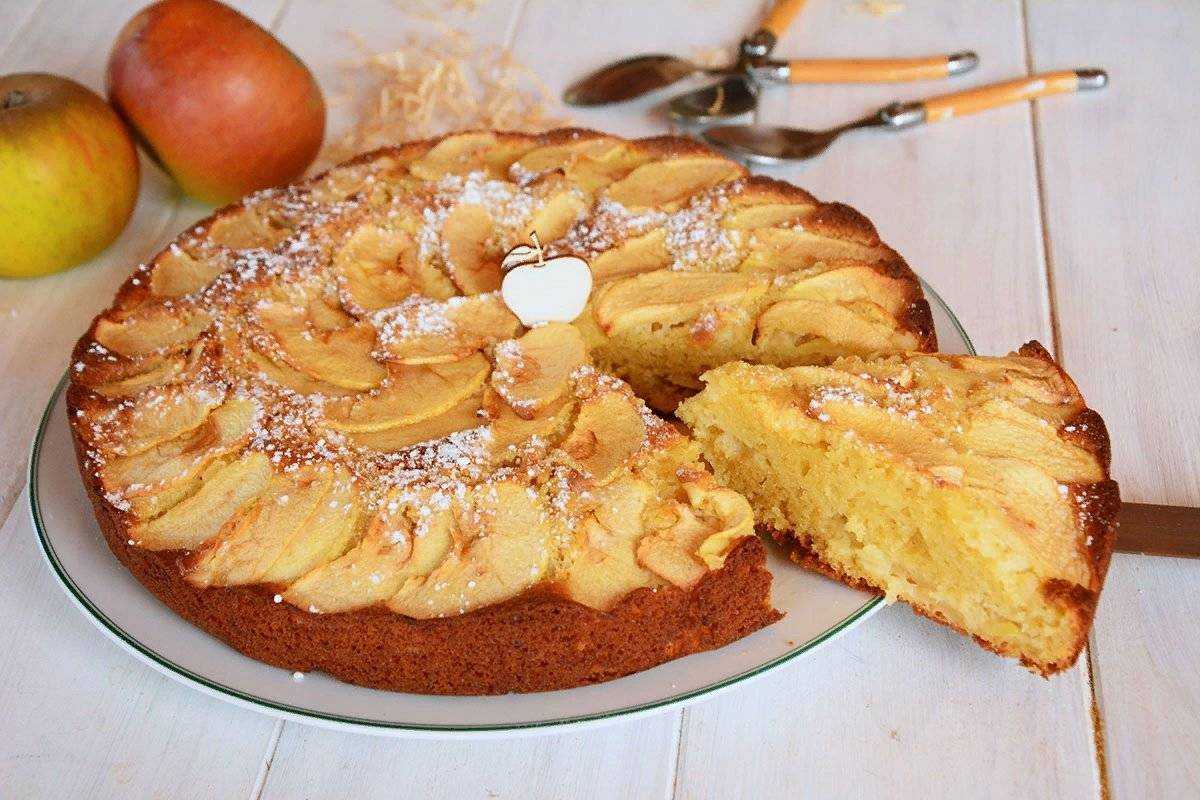 Пышная шарлотка с яблоками в духовке