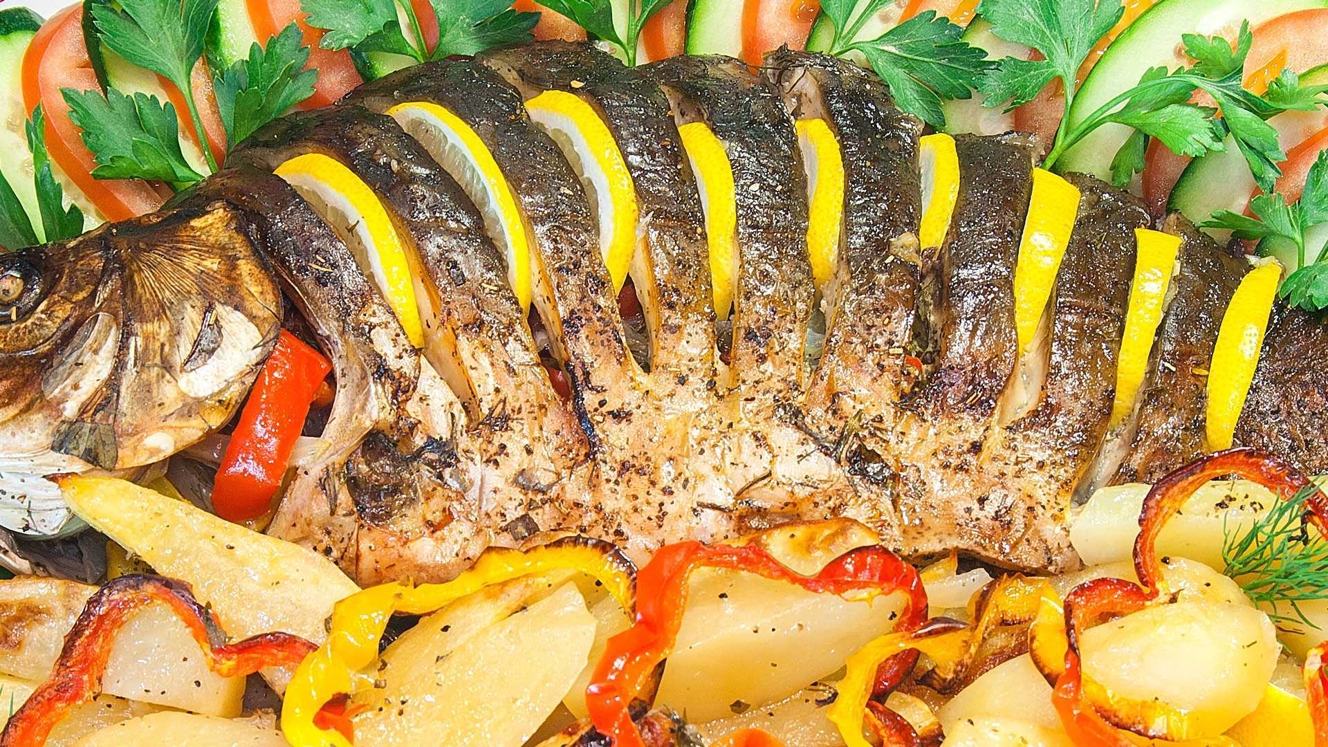 Карп в духовке с картошкой: рецепт приготовления с фото . милая я