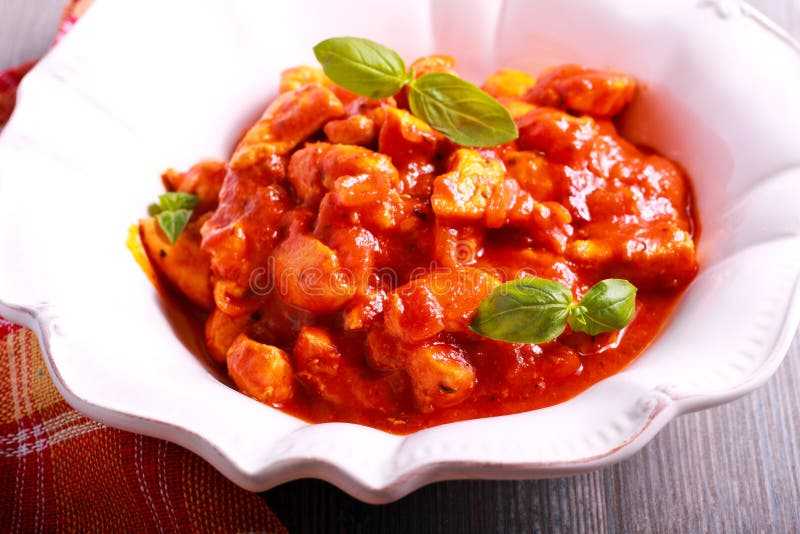 Курица в томатном соусе, рецепты с фото. тушеная и жареная курица в томатном соусе с чесноком: рецепты, фото и видео.