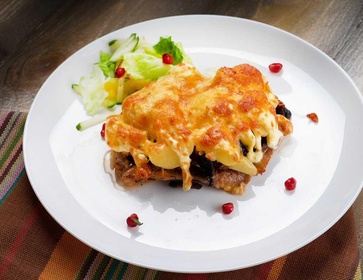 Говядина с картошкой в духовке, сочная и мягкая (видео)