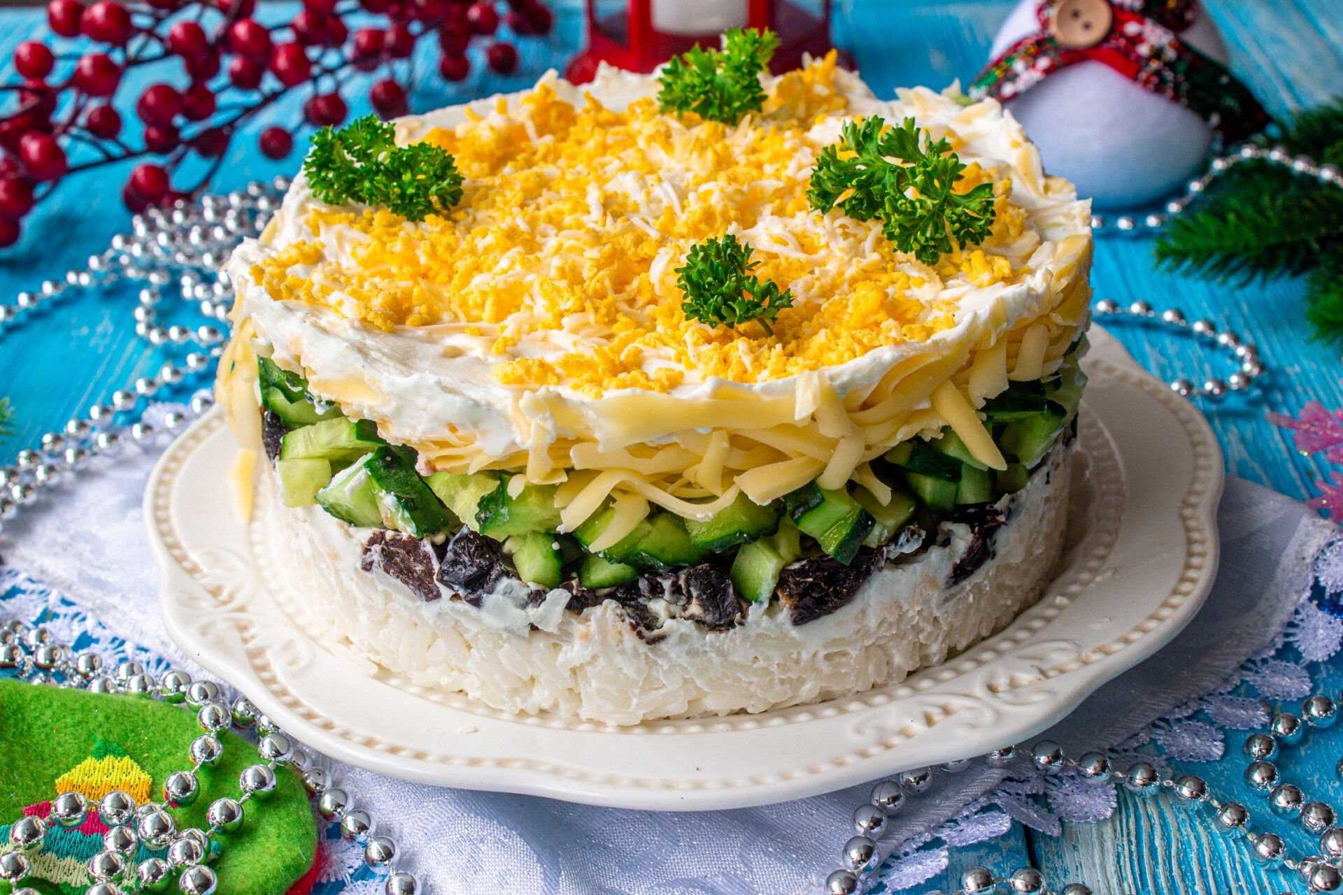 Салат с курицей и свежим огурцов, ананасом, корейской морковью, грибами шампиньонами или черносливом — рецепт с фото классический и слоями салата из курицы нежность и сказка