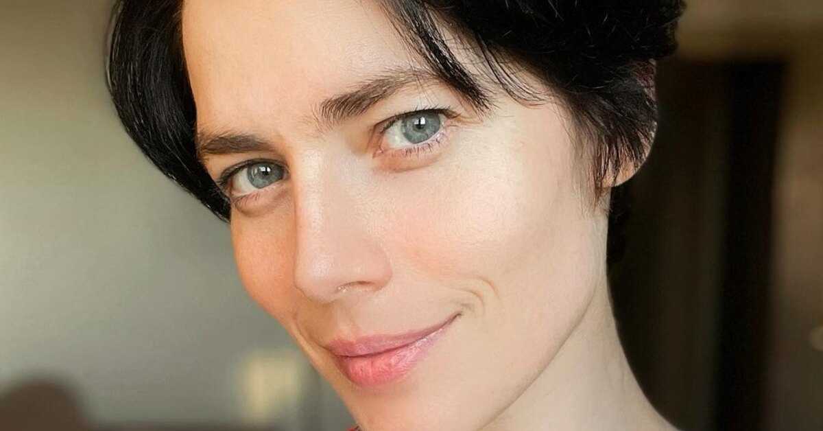 37 летняя актриса Юлия Снигирь поделилась с поклонниками новым снимком в кадре Юлия запечатлена без макияжа и фильтров Как объяснила актриса отказавшись от декоративной косметики и фотошопа она хотела привлечь внимание