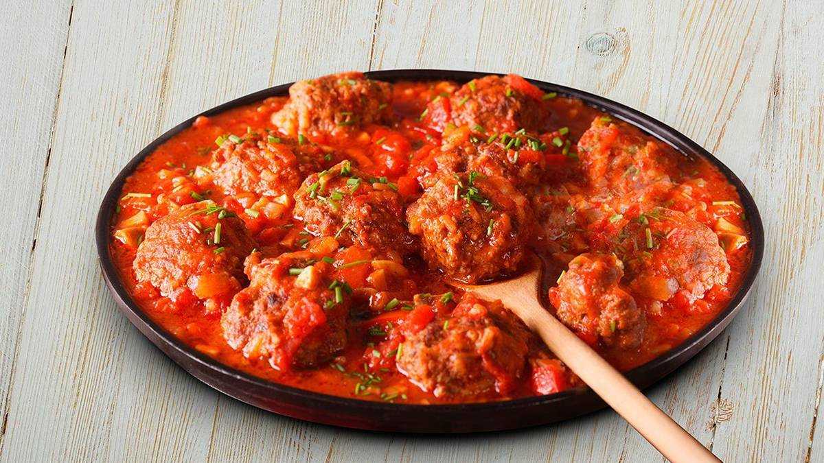 Фрикадельки в томатном соусе на сковороде, пошаговый рецепт из мяса индейки