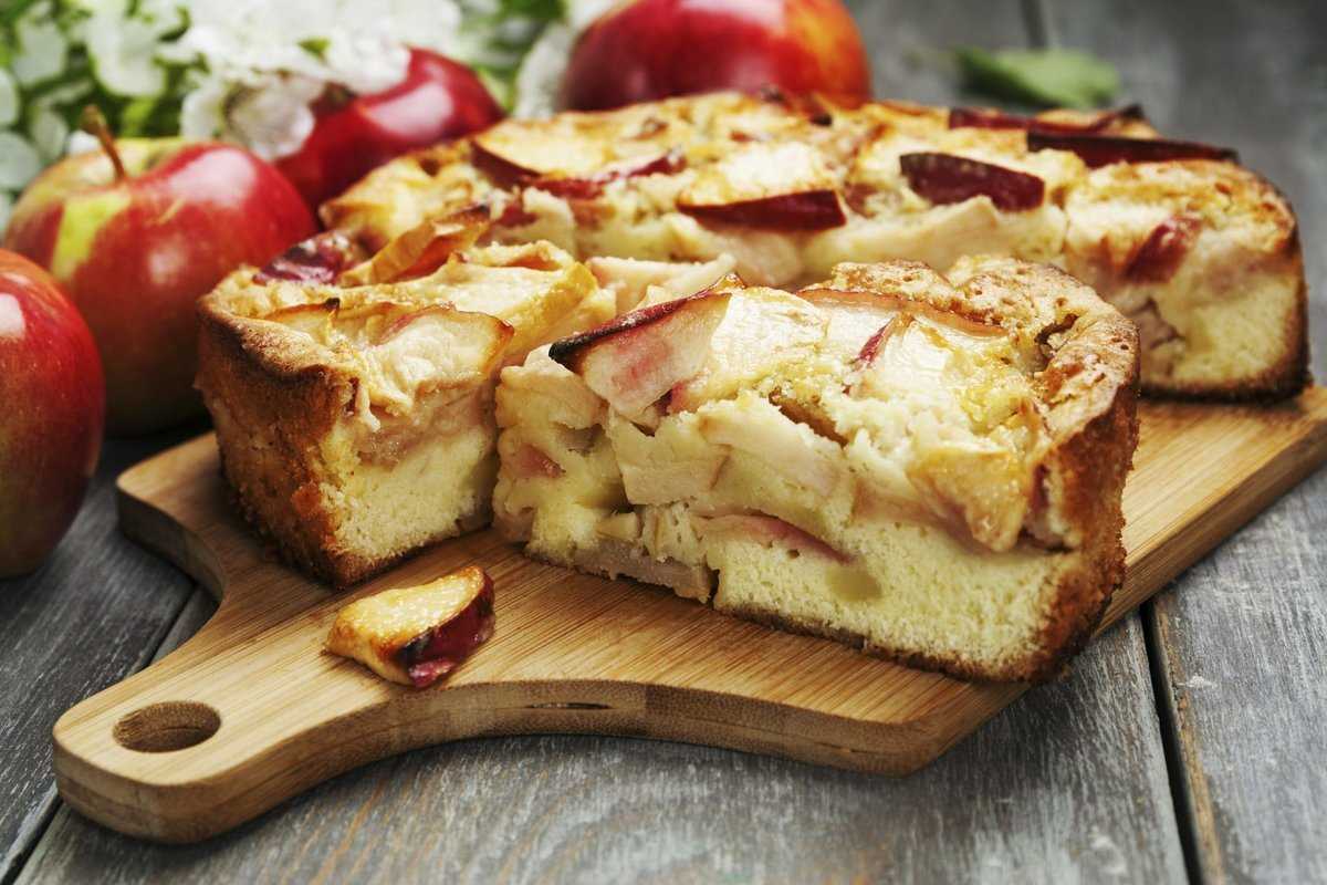 Пирог шарлотка с яблоками в духовке простой рецепт приготовления