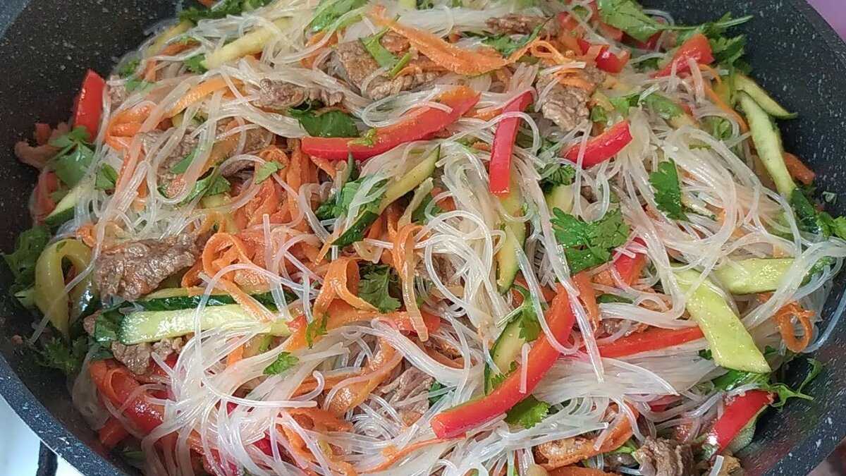 20 салатов с фунчозой, которые точно стоит приготовить