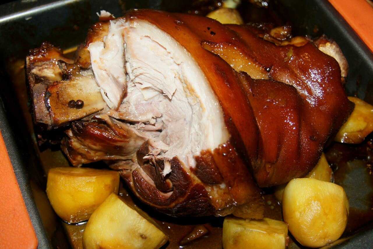 Свиная рулька в духовке с овощами рецепт с фото