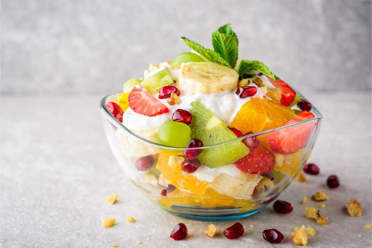 Полезный и вкусный десерт фруктовый салат с мороженым От такого лакомства не откажется ни один ребенок который прежде не хотел кушать просто фрукты в нарезанном