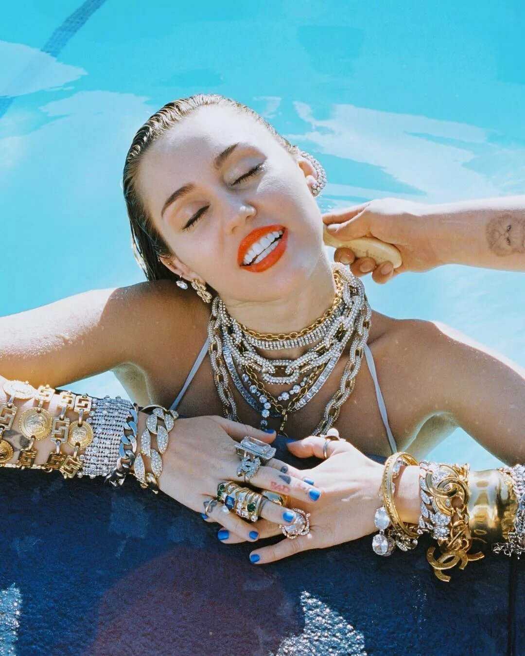 Miley cyrus sexiest bikini & topless pictures with toned abs