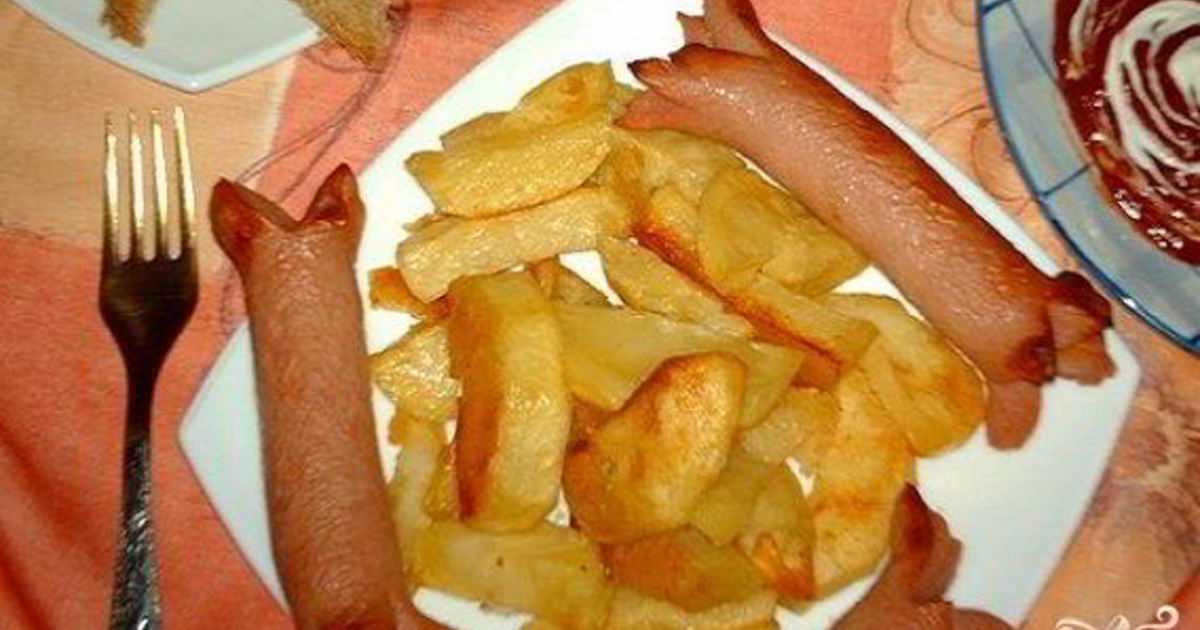 Картошка с сосисками в духовке, мультиварке, горшочке, на сковороде. рецепт под сыром и без с подливом, майонезом, молоком