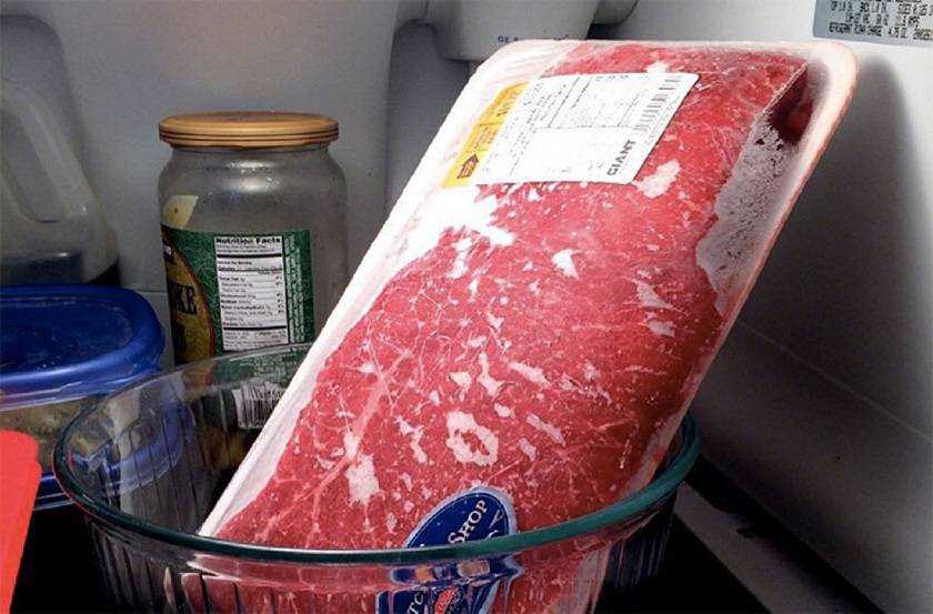 Ученые рассказали, чем опасно размораживание мяса в микроволновке