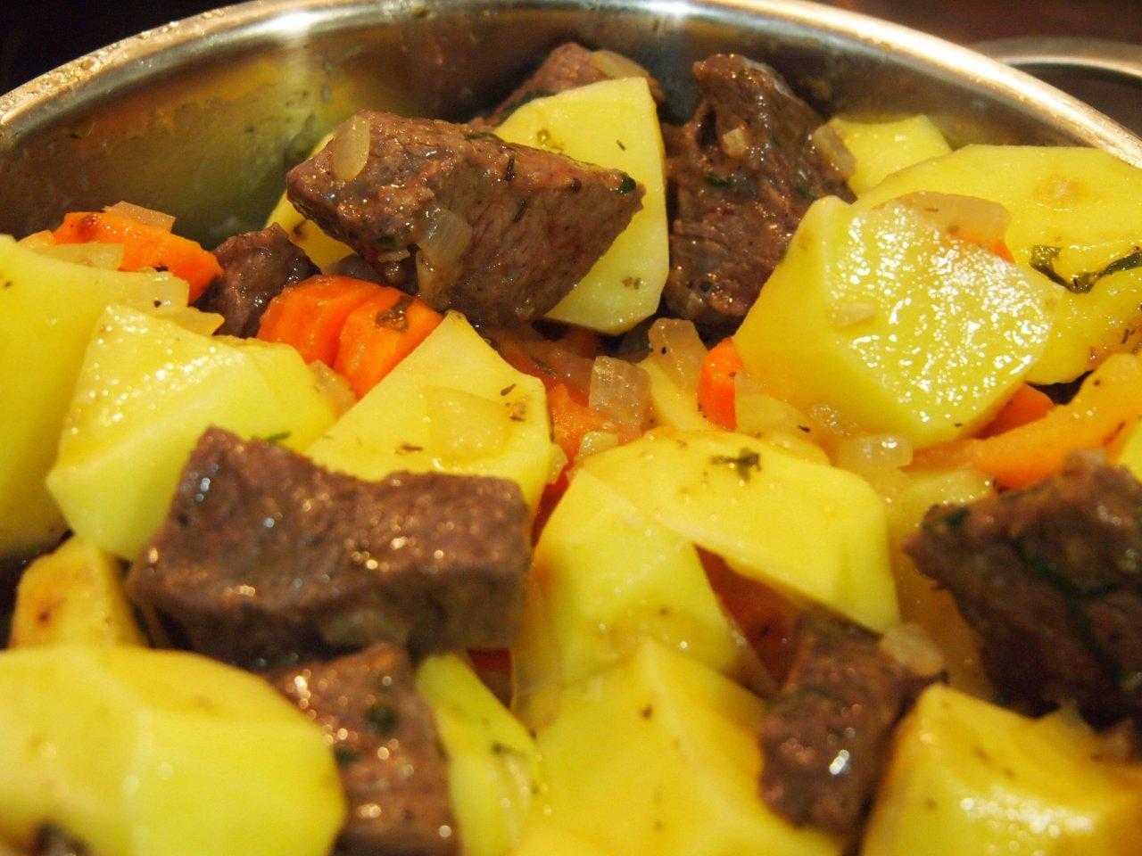Говядина тушеная с картошкой в кастрюле рецепт с пошаговыми фото