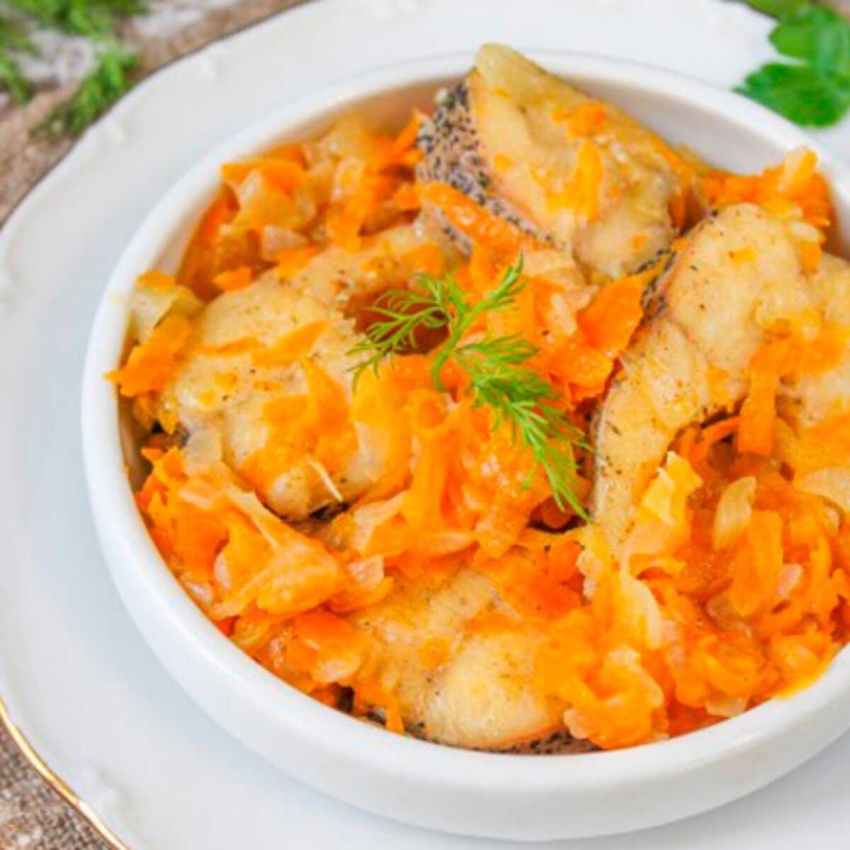 Тушёный минтай с луком и морковью на сковороде